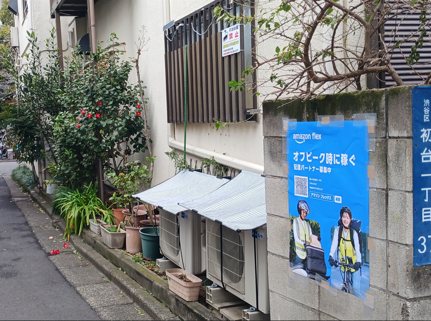 住宅街の生活動線に掲出された街頭ポスター